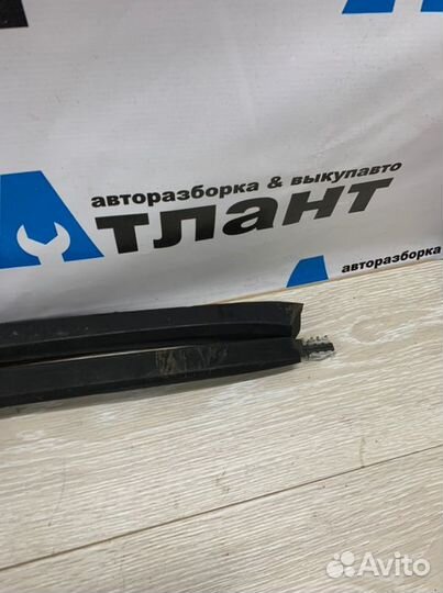 Молдинг стекла передний Opel Astra J A16XER 2010