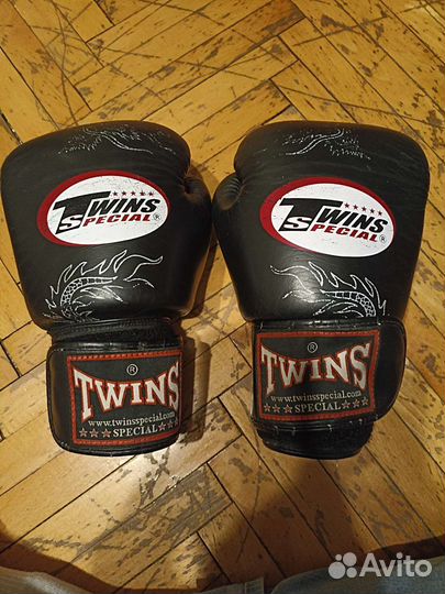Боксерские перчатки twins 10oz