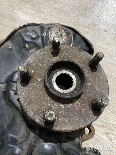 Кулак поворотный Toyota Corolla Verso перед левый