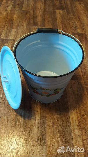 Эмалированное ведро с крышкой