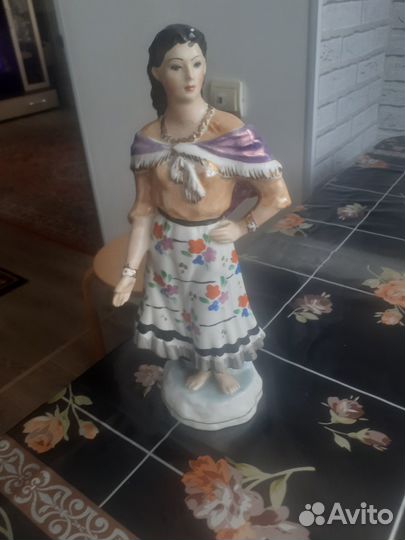 Продам фарфорову статуэтку 