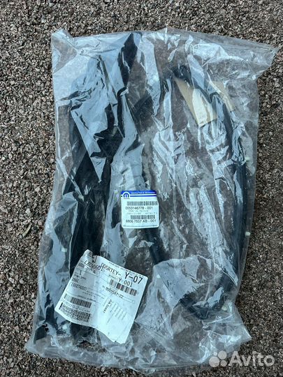 Chrysler уплотнитель двери левой Challenger