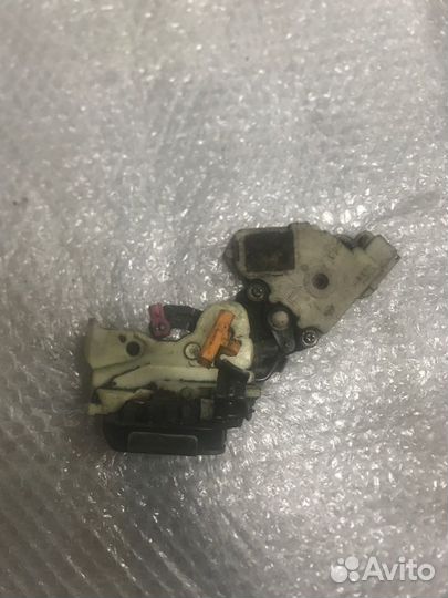 Замок двери задний правый Nissan Laurel HC34