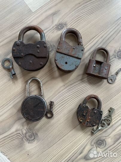 Навесной замок старинный