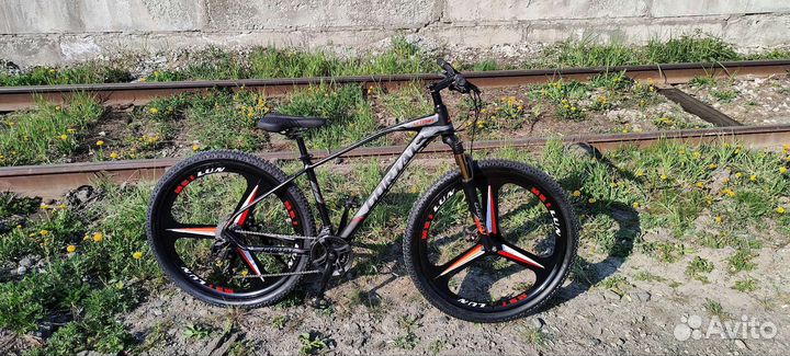 Велосипед на литых дисках 29