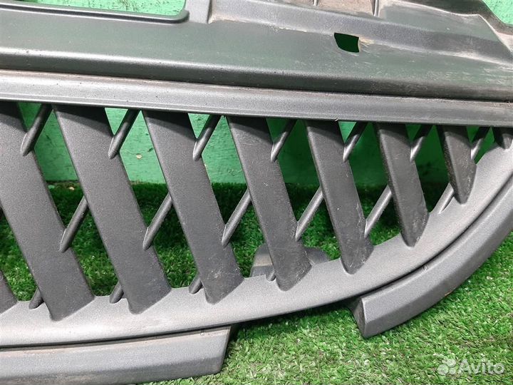 Решетка радиатора левая Mitsubishi Grandis 2008