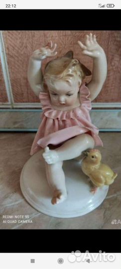 Статуэтка девочка с цыпленком. Фарфор. Германия