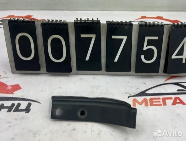 Накладка петли багажника правая Peugeot 4007