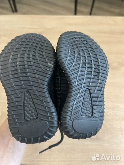 Детские кроссовки изики