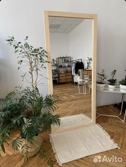 Зеркало в раме напольное