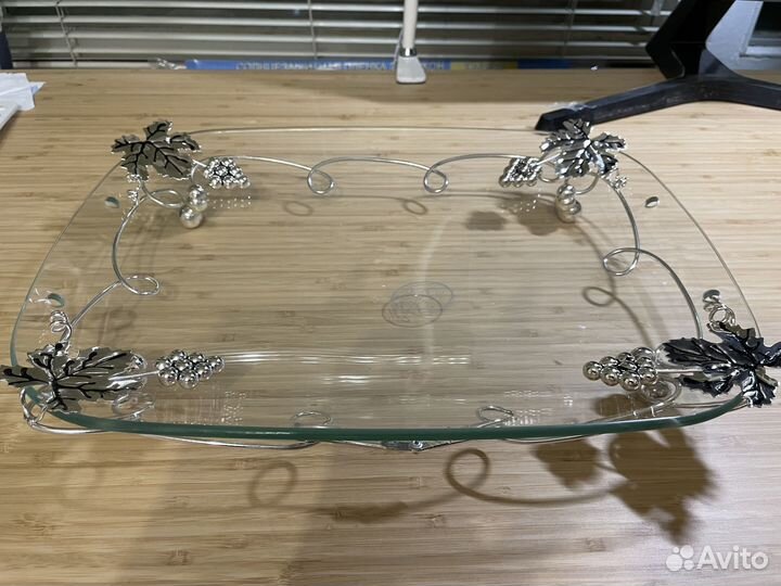 Красивое большое стеклянное блюдо