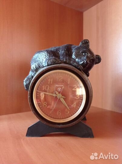 Часы Молния, Медведь на бочке