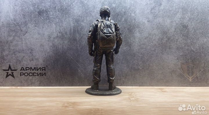 Коллекционная статуэтка парашютист
