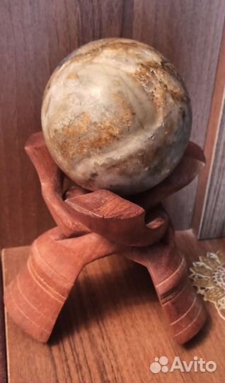 Шар из камня на подставке