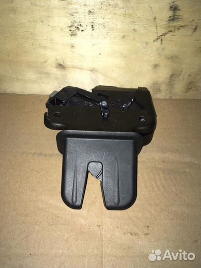 Замок крышки багажника Volkswagen Jetta 5