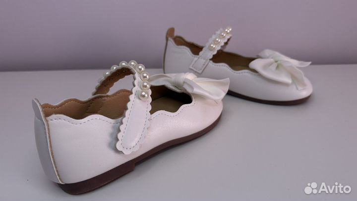 Белые детские туфли праздничные