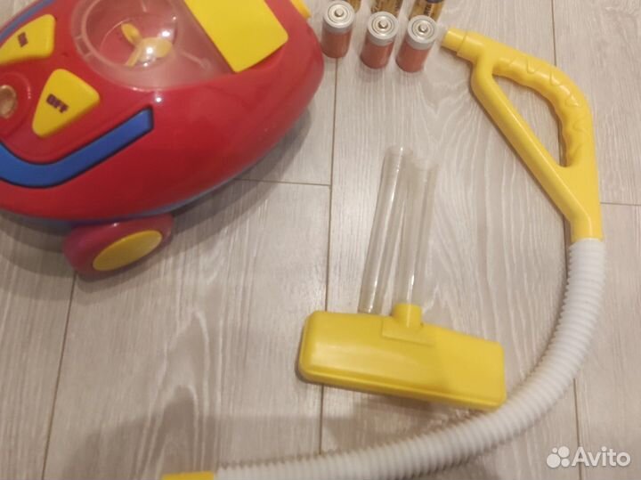 Игрушечный пылесос