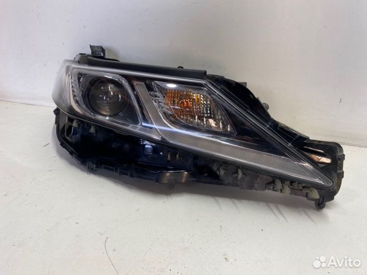 Фара передняя правая Toyota Camry V70/V75