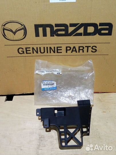 Кронштейн бампера правый Мазда 3 BK хэтчбек