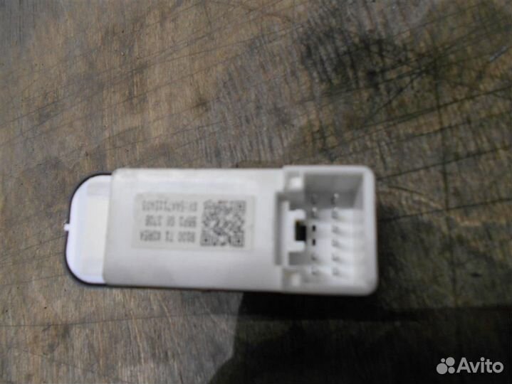 Кнопка стеклоподъемника передней левой двери от M