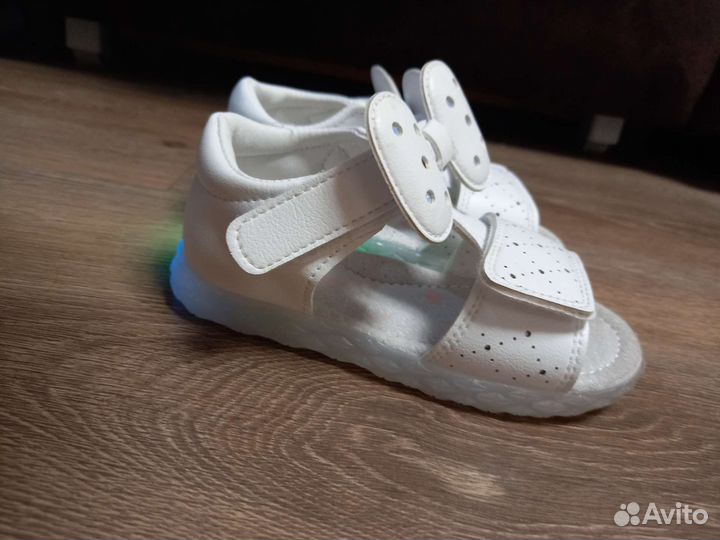 Босоножки для девочки 26 размер новые