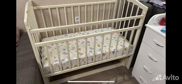 Детская кроватка с матрасом, с маятником