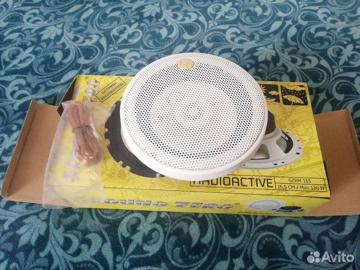 Белая колонка акустика динамик