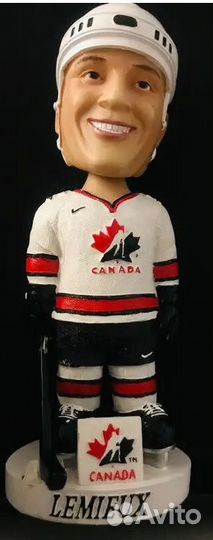 Статуэтка Марио Лемье Канада