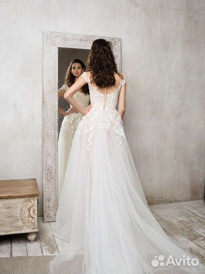 Свадебное платье со шлейфом