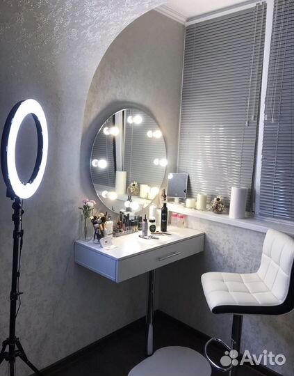 Круглое гримерное зеркало + стол визажиста