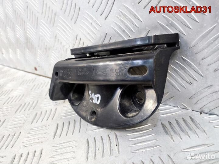 Направляющая заднего бампера правая BMW E90