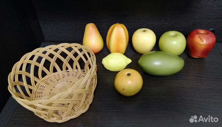 Декоративные фрукты в корзине