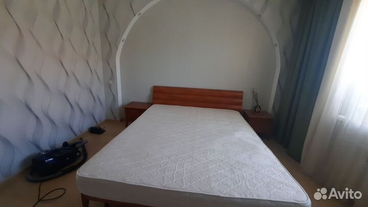 Кровать и две тумбочки