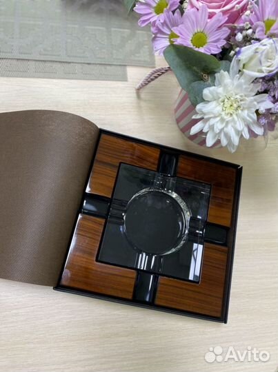 Сигарная пепельница Howard Miller (розовое дерево)