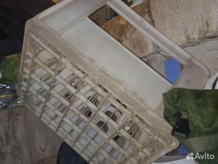 Ящик пластиковый для бутылок и комбинезоны белые