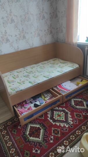 Детская кроватка с ящиками и матрасом