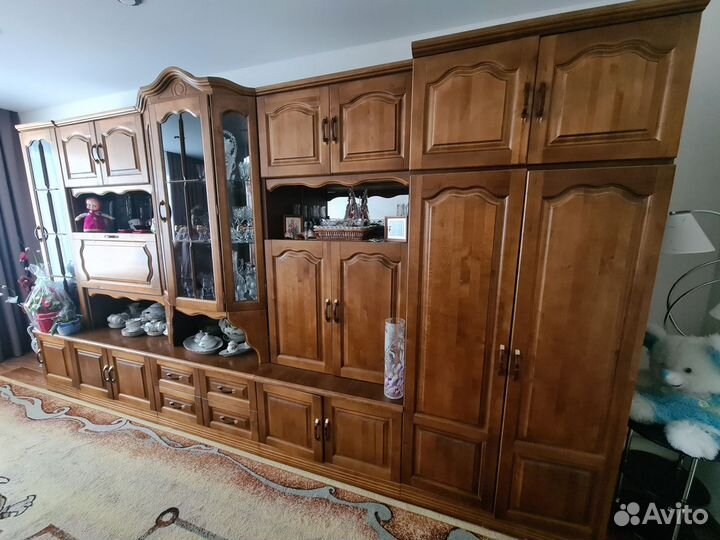 Стенка из натурального дерева