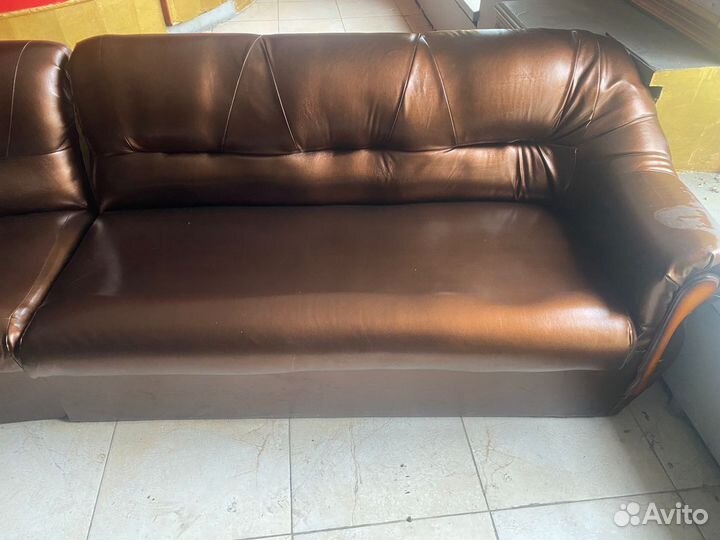 Кожаный диван