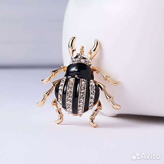 Брошь жук