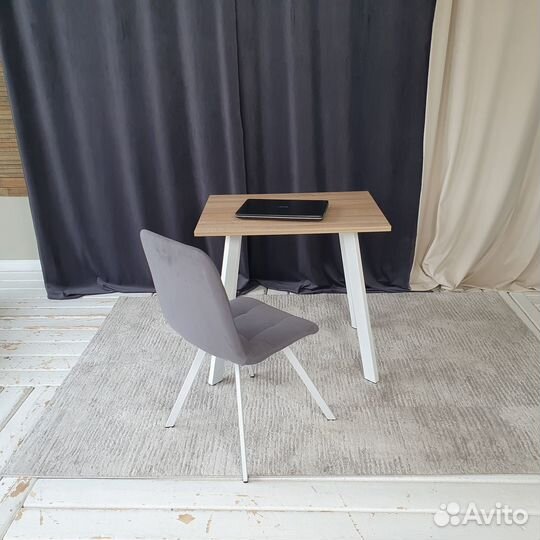 Письменный стол Ник Дуб 80*60 см. Белые ножки