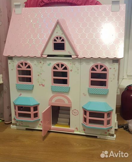 Кукольный домик с мебелью