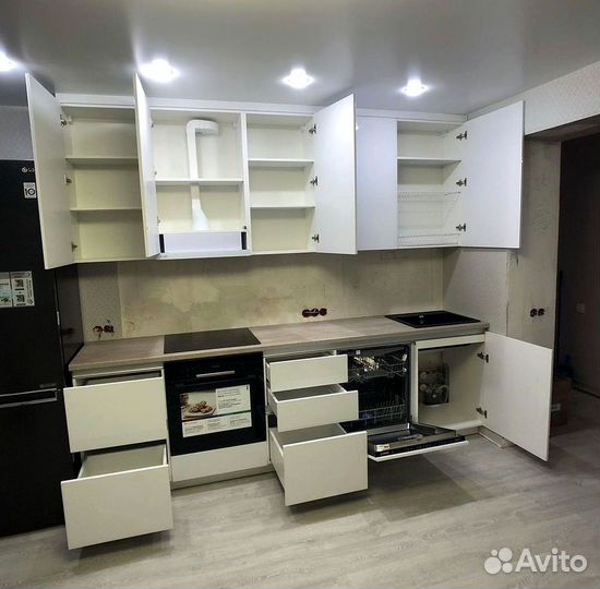 Кухни на заказ с надежными механизмами открывания