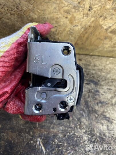 Замок багажника левый land cruiser 200