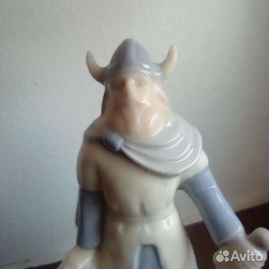 Статуэтка фарфоровая Викинг