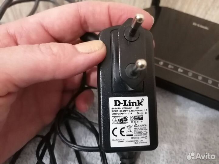 Интернет-кабель и роутер D-link - DIR-815