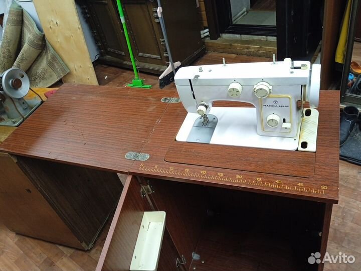 Швейная машина Чайка 142