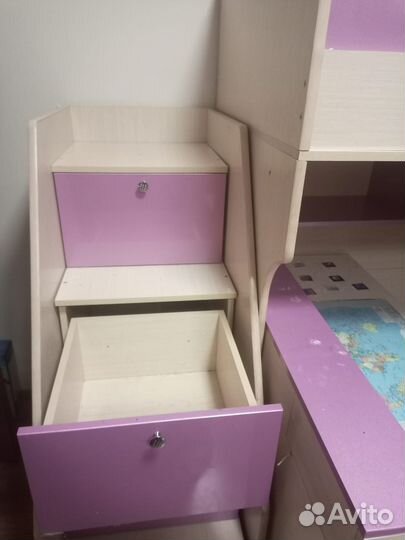 Детская кровать чердак со столом и шкафом