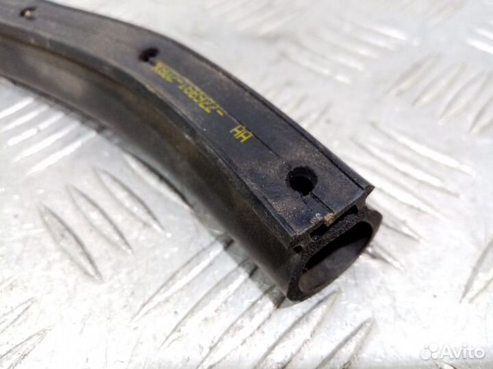 Б/У Уплотнитель капота#001