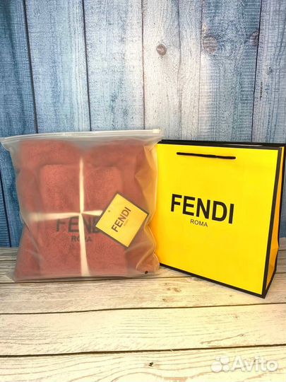 Набор из двух полотенец Fendi в фирменной упаковке