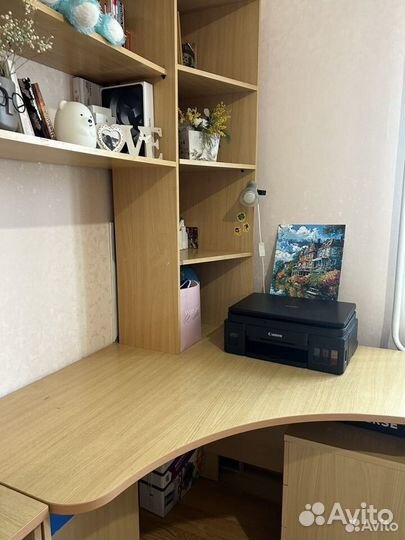 Угловой письменный стол с полками